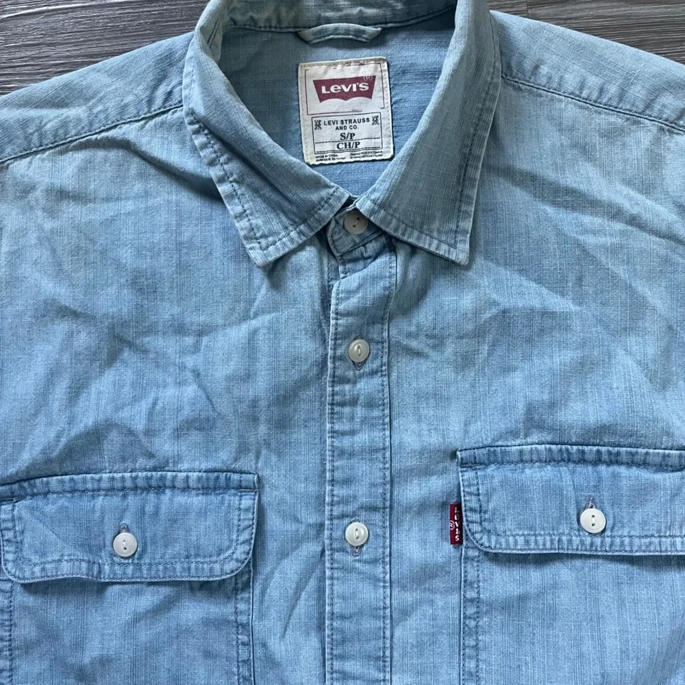 Levis Mens Light Wash Chambray Denim Button Down Long Sleeve Shirt S 618990001